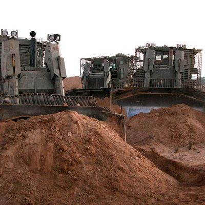 !!Génocide à Gaza: J 795!! Selon une chaîne américaine, l’armée israélienne détruit des corps palestiniens à Gaza avec des bulldozers 