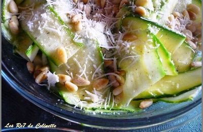 Salade de courgettes crues, pignons et parmesan rapé