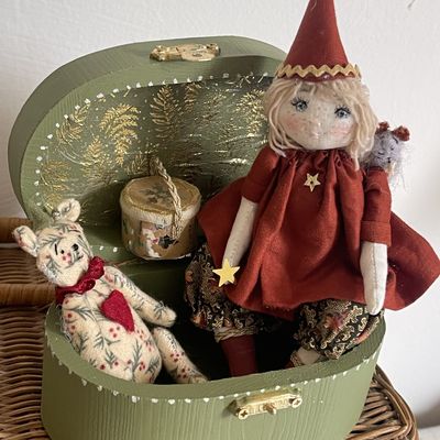 petit coffret de Noel..lutin ours et coffret..