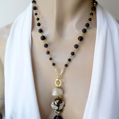 Collier de pierres et céramique , noir et blanc , pièce unique 