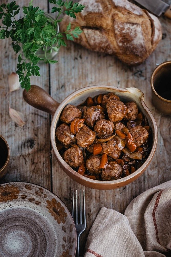 boulettes de boeuf, viande hachée, façon bourguignon, facile, plat en sauce, plat réconfortant, recette hiver, carottes, champignons, lardons, vin rouge, réchauffé c'est meilleur