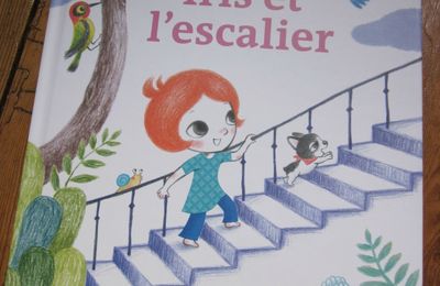  Iris et l'escalier, par Anna de Sandre et Chiaki Miyamoto