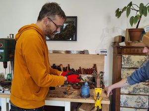 J'ai suivit un atelier de fabrication de manche de couteau en bois a partir de 3 essences de bois. On dessine la forme du manche souhaité, on coupe, on ponce, on perce puis on fais chauffer a blanc le manche de la lame pour faire une emprunte dans le bois et enfin on colle le tout.