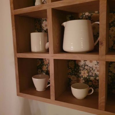 DECO - un casier mural en bois massif 