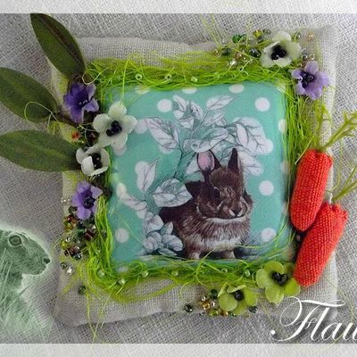 Broches ou bijoux de sac brodés...