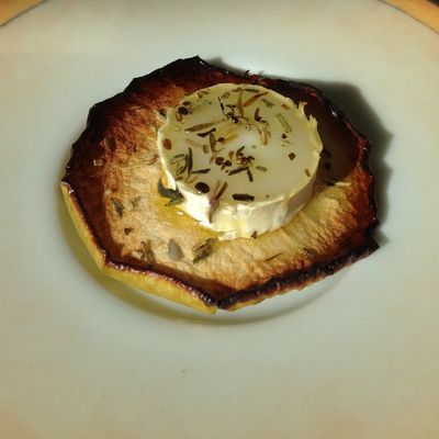 Chèvres chauds sur chips de pomme