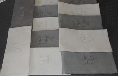 Lot de 12 serviettes grises monogramme BP brodées main