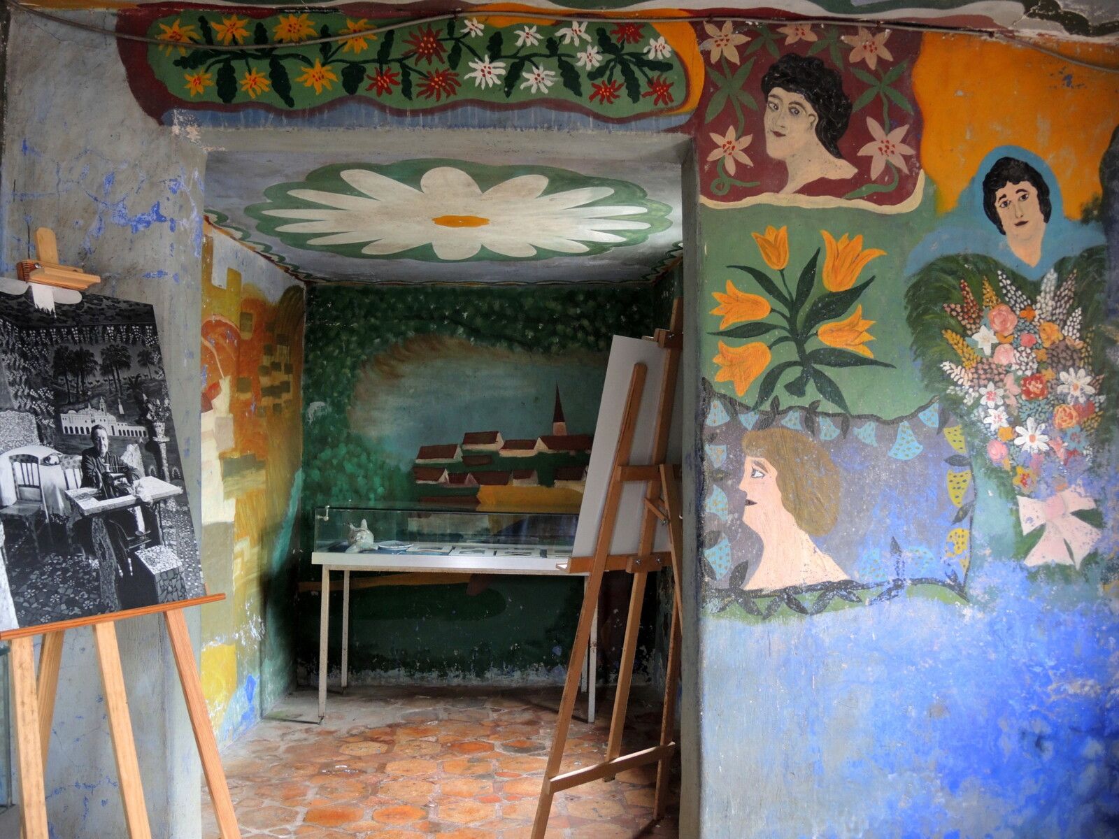 Chartres, Maison Picassiette, la maison d'été, peintures (28)