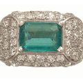 BOIVIN. Belle bague en platine sertie d'une émeraude dans un pavage de diamants. Années 1930.