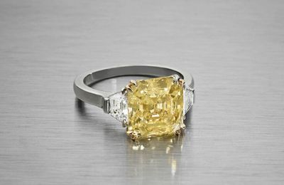 Bague ornée d'un diamant légèrement rectangulaire à pans de couleur jonquille