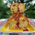 Cake à la rhubarbe et confiture de fraises 