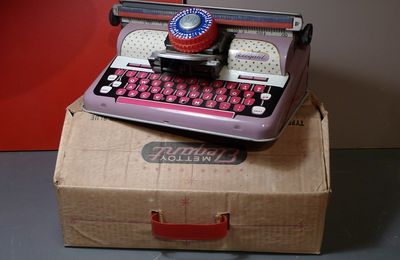 La "Mettoy Elegant", un joli jouet ancien ! Une petite machine à écrire made in England !