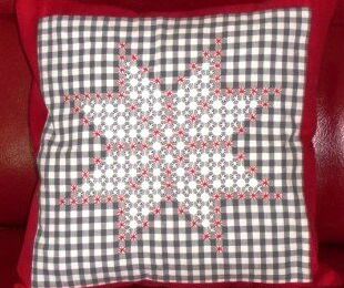 Broderie Suisse : coussin étoilé