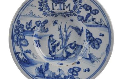 Nevers. Plat rond en faïence à décor de deux Chinois dans un paysage, XVIIème siècle, vers 1680