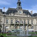 LA MAIRIE DE TOURS ET SES JETS D'EAU