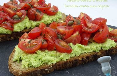 Tartine au beurre d'avocat et tomates cerise aux câpres