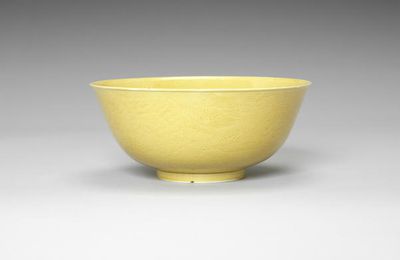 An incised yellow-glazed 'dragon' bowl, 18th-19th century
