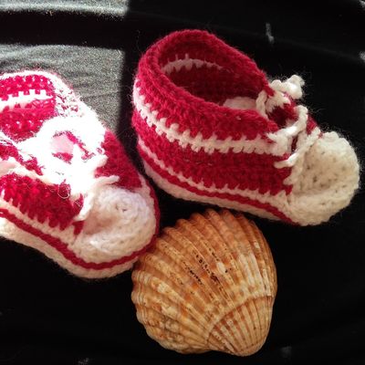 Chaussons rouges. baskets pour bébé