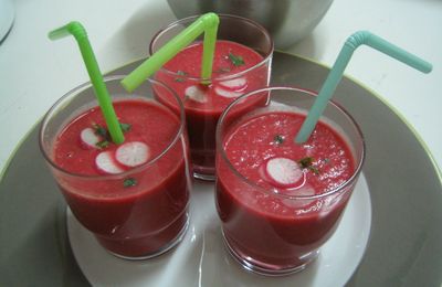 Velouté de betterave et basilic pourpre à l'oignon rouge