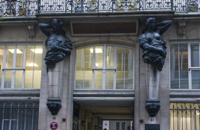 Cariatides engaînées, 48 rue des Petites Ecuries