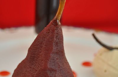 Poire pochée au vin rouge épicé, glace à la réglisse