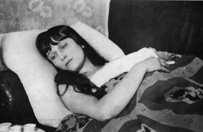  Anna Akhmatova / Анна Ахматова (1889 - 1966) : « Nous ne boirons pas dans le même verre... » / « Не будем пить из одного стакан