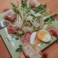 salade de pissenlit, parmesan et oeufs mollets