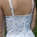 Robe blanche à fleurs bleu