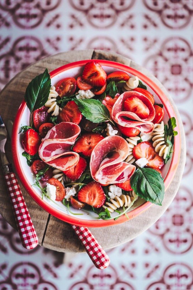 salade fraicheur, salade d'été, tomates cerises, fraises marinées, balsamique, féta, basilic, recette estivale, salade de pâtes 