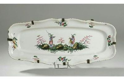 LES ISLETTES. Grand plat rectangulaire à bord contourné. XVIIIème siècle. 