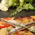 Tarte fine aux aubergines et anchois, salade d'herbes folles