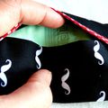 Etui à mouchoirs noir imprimé moustaches, bordure rouge à pois