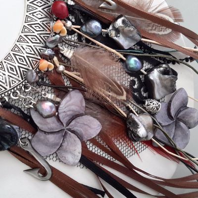 collier inspiration polynésienne fleurs et pièces