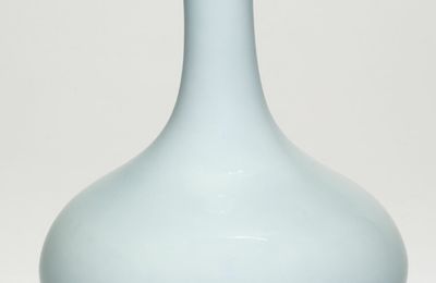Globular Vase with Tall Neck, Qianlong mark and period (1736–1795)