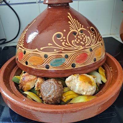 Tajine de légumes au poulet et keftas aux épices