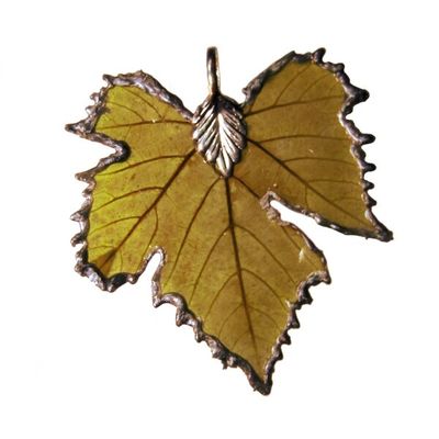 Pendentif : vigne en véritable feuille stabilisée. CR13055.