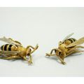 Hermès. Paire de clips en or à motif d'abeilles rehaussées d'onyx