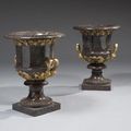 Deux vases d'ornement en porphyre de Suède ou de l'Oural à montures de bronze doré. Vers 1820