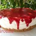 Cheesecake sans cuisson de Kapulski avec un coulis de framboises