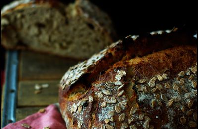 Pain de seigle aux raisins ... 1 saladier, 1 fourchette et pas de pétrissage ! Le bonheur tient dans ma cocotte ...