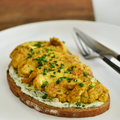 TARTiNE DE FROMAGE FRAiS AUX HERBES & AU MiEL ET POULET AU CURRY