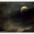 La lune, voilée par les nuages...