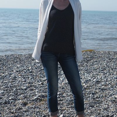 T-shirt à pois à la surjeteuse