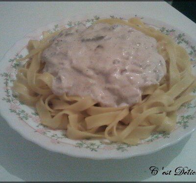 Tagliatelles curcuma sauce au saumon et courgettes