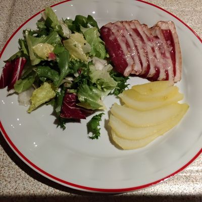 Salade de magret de canard, poires au safran 