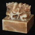 Cachet aux dragons en jade néphrite blanc beige. Réplique d'un sceau de l'empereur Qianlong (R;1736-1795).