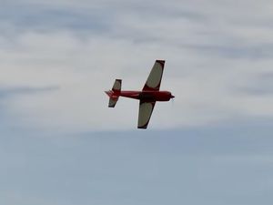 Un Fly Baby, un jet lors d’un meeting aéromodélisme.