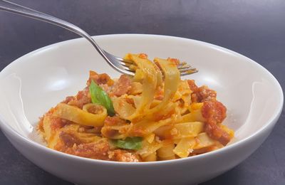Sauce pour pâtes aux lardons et tomates fraîches