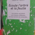 Ecoute l’arbre et la feuille. Les arbres racontent une histoire millénaire. Regarde le vent écoute les feuilles...