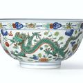 A fine wucai 'Dragon and Phoenix' bowl, Seal mark and period of Daoguang (1821-1850)